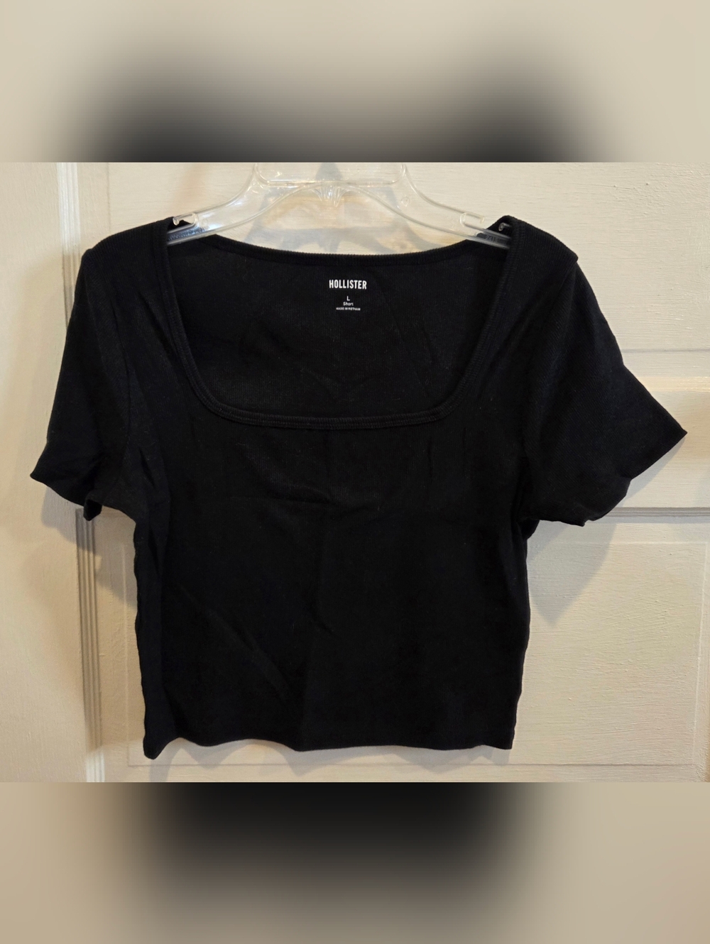 Hollister Women's Black Short-sleeve T-shirt. Size L short.